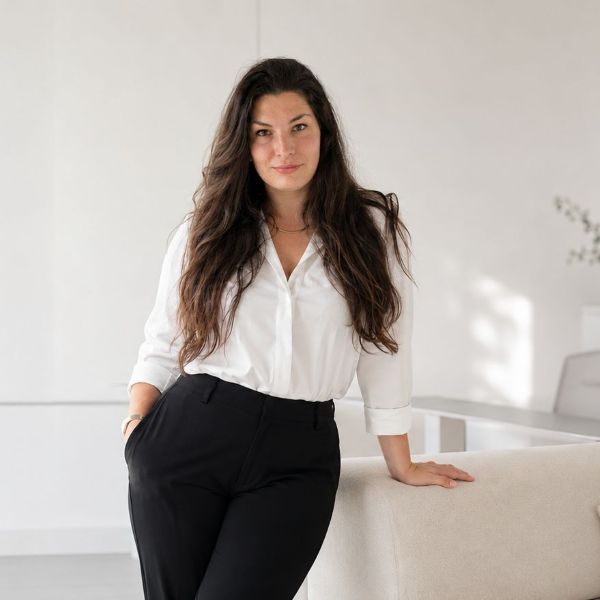 Kristýna Jarošová - stojí opřená o gauč